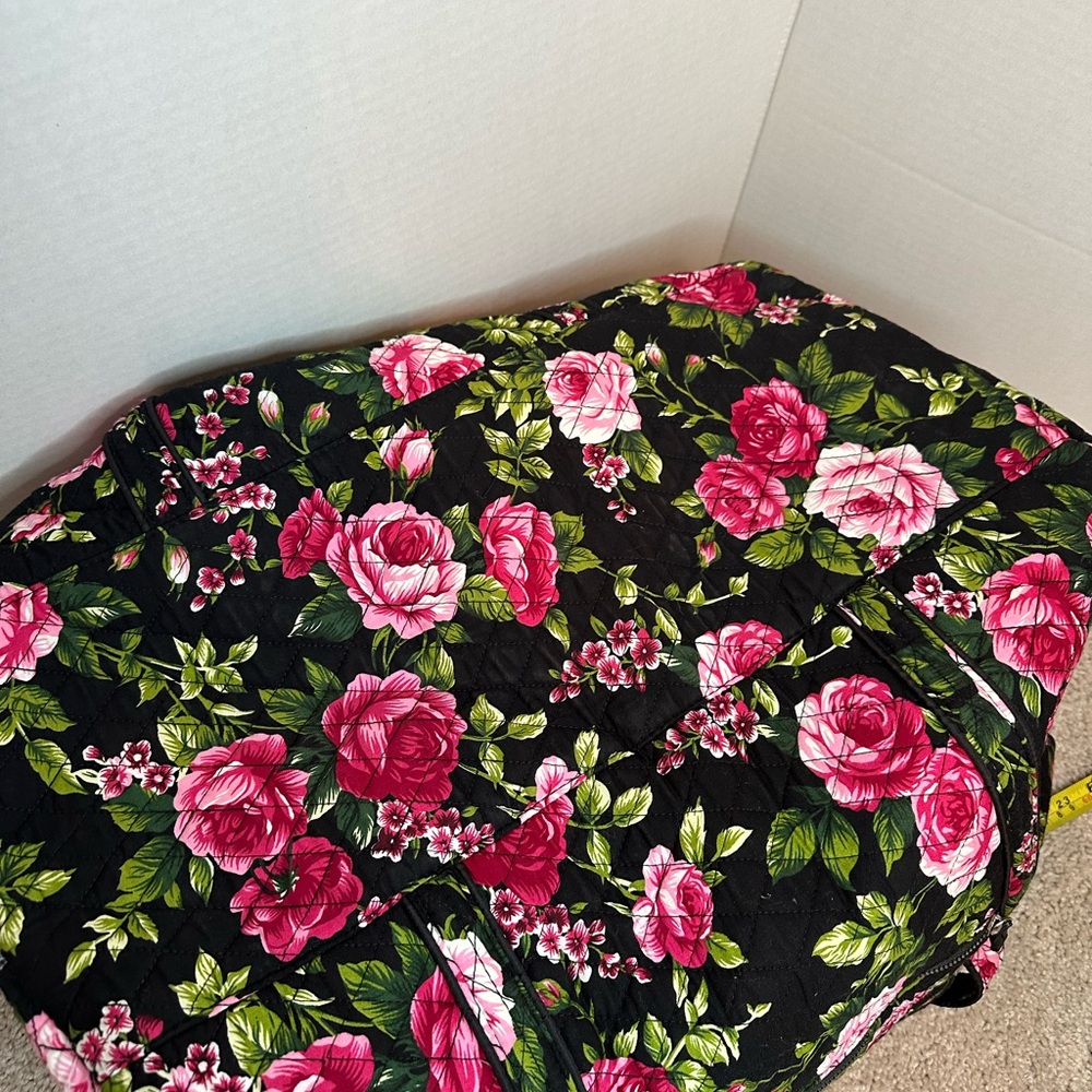 Traveland Floral Women's roses red and green Travel Bag, great condition - Picture 8 of 8